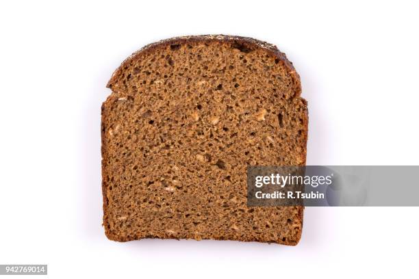 sliced of black bread - roggebrood stockfoto's en -beelden