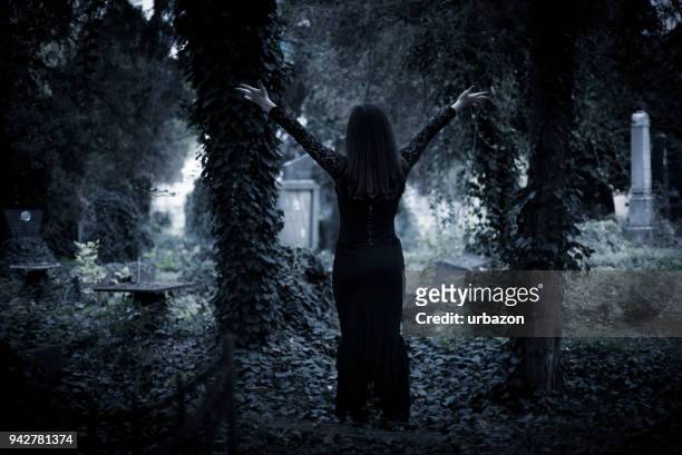 goth-mädchen im friedhof - wicca stock-fotos und bilder