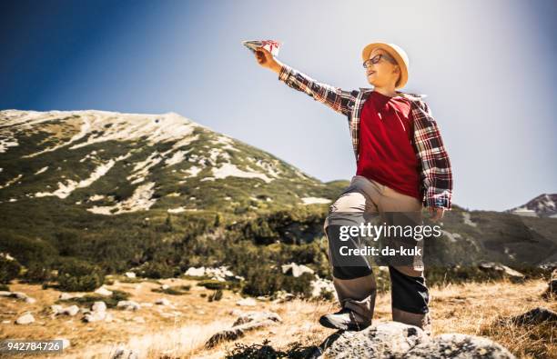 感じ自由と喜びを山に - pirin national park ストックフォトと画像