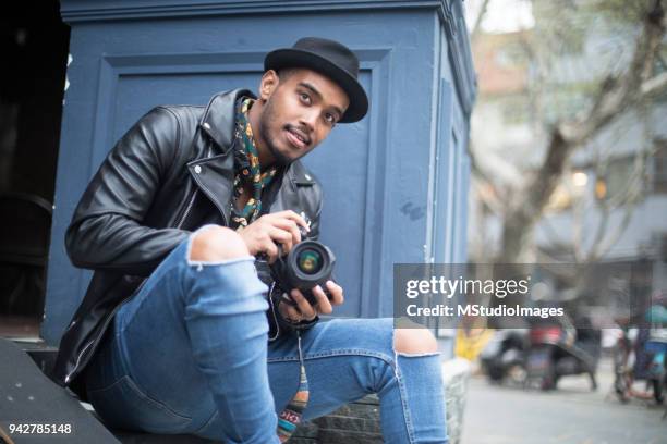 freelance photographer - male journalist stock pictures, royalty-free photos & images