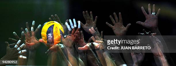 Multiexposure shot of the Volleyball World League match between Venezuela and Brazil in Caracas on July 10, 2009. AFP PHOTO/Juan BARRETO