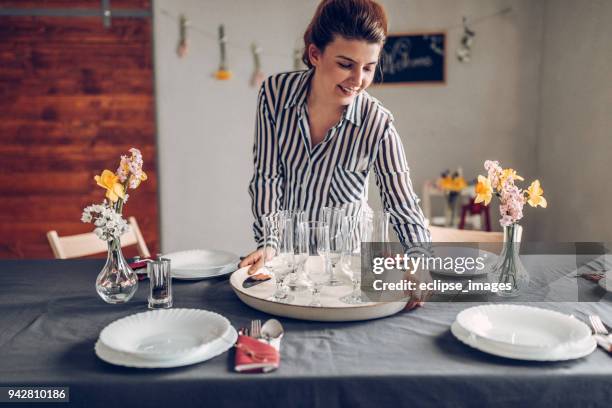 vrouw serveren champagne glazen - table setting stockfoto's en -beelden