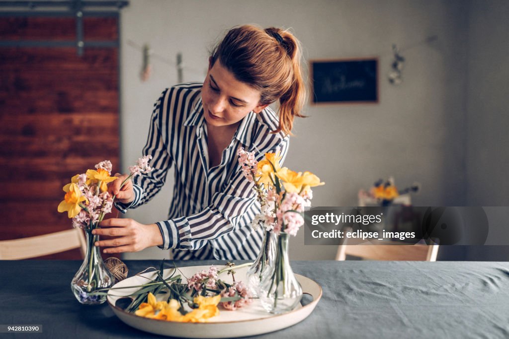 Tisch vorbereiten für das Abendessen