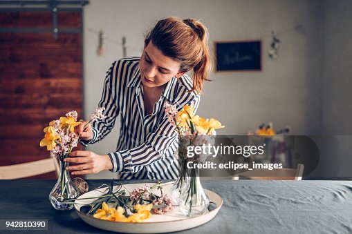Tisch vorbereiten für das Abendessen Tisch vorbereiten für das Abendessen