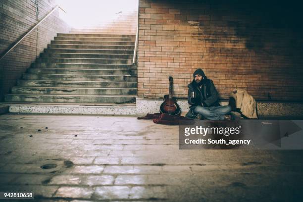 junge obdachlose schriftsatz - sad busker stock-fotos und bilder