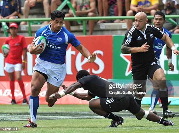 Alafoti Fa'osiliva of Samoa running strong during the IRB Sevens Series match between New Zealand and Samoa at Quteniqua Park on December 11, 2009 in...