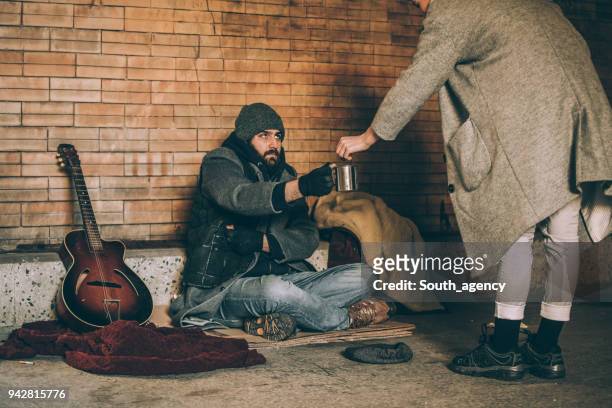geldspenden obdachlosen - bettler stock-fotos und bilder