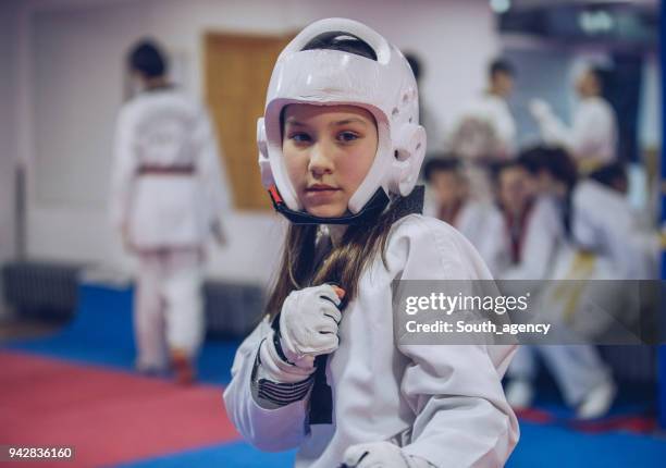 junge taekwondo-mädchen - karate girl stock-fotos und bilder