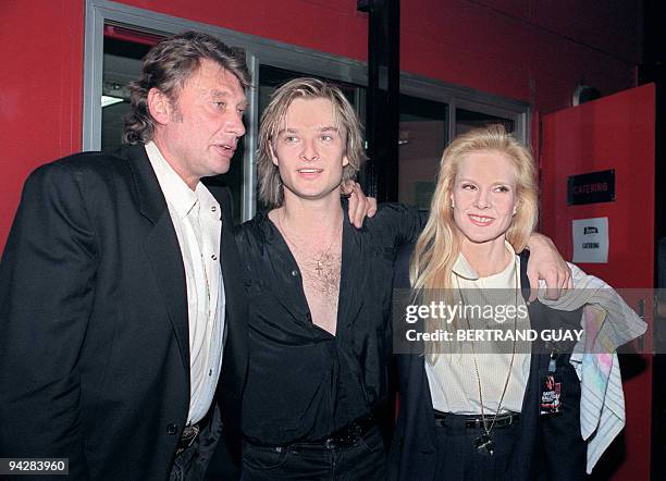 Le chanteur et musicien français David Hallyday pose entouré de ses parents, Johnny Hallyday et Sylvie Vartan, le 08 mars 1991 au Zénith à Paris, peu...