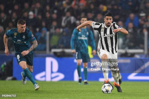 Sami Khedira of Juventus and Toni Kroos of Real Madrid compete for the ball during the UEFA Champions League Quarter Final first leg between Juventus...