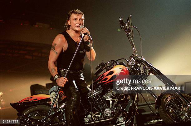 Le chanteur de rock et acteur français Johnny Hallyday se produit sur la scène du Palais Omnisport de Paris-Bercy , le 15 septembre 1992. Né le 15...