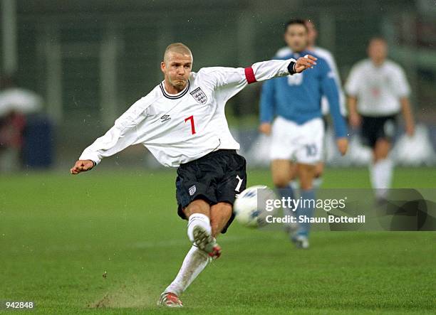 David Beckham of England takes a free-kick during the International Friendly match against Italy played at the Stadio Delle Alpi, in Turin, Italy....