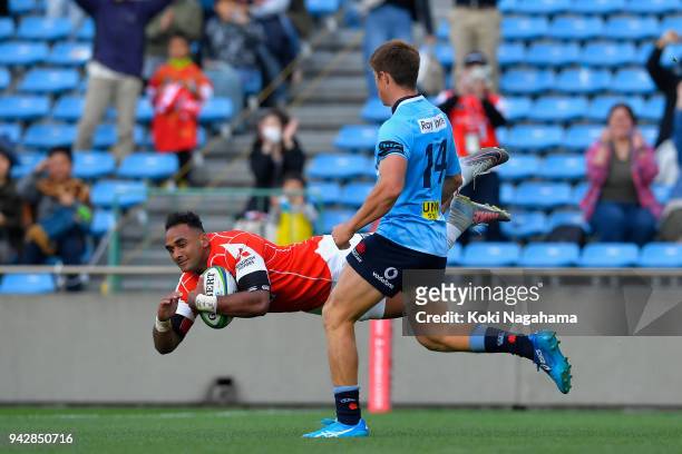 Semisi Masirewa of the Sunwolves dives to score his side's third try during the Super Rugby match between Sunwolves and Waratahs at Prince Chichibu...