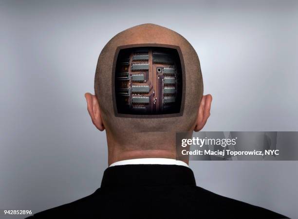back of a head of a man with a computer board inside his skull. - shaved-buzz-cut-back-of-head photos et images de collection