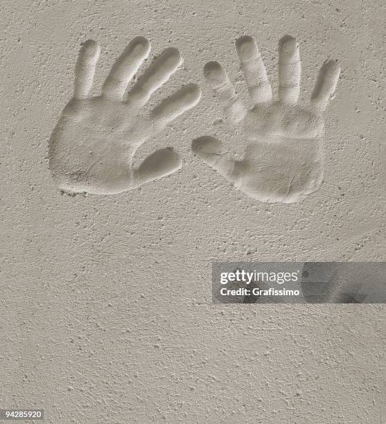 hand des kindes drucke auf zement - handabdruck stock-fotos und bilder