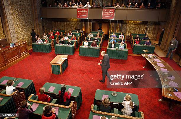 Presentator arrives to read a dictation to pupils from the Dutch group 8 toiling on December 11, 2009 in the Senate in The Hague. AFP PHOTO ANP...