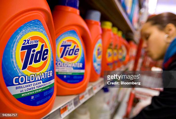 Procter & Gamble Co.'s Tide laundry detergent sits on the shelf at a supermarket in New York, U.S., on Friday, Dec. 11, 2009. Procter & Gamble Co.,...