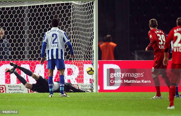 Toni Kroos of Leverkusen scores his team's second goal during the Bundesliga match between Hertha BSC Berlin and Bayer 04 Leverkusen at Olympic...