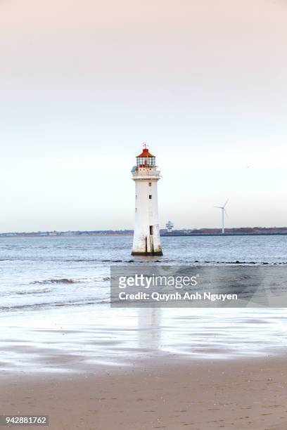 uk, wirral, merseyside: new brighton lighthouse and beach shore - east sussex imagens e fotografias de stock