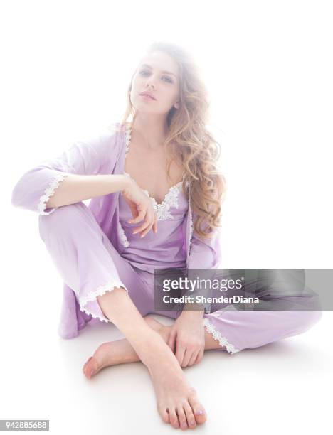 garota bonita loira modelo de lingerie no fundo branco - roupa de dormir - fotografias e filmes do acervo
