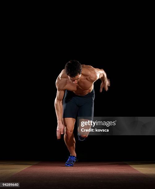 man running on black background - black male bodybuilders 個照片及圖片檔