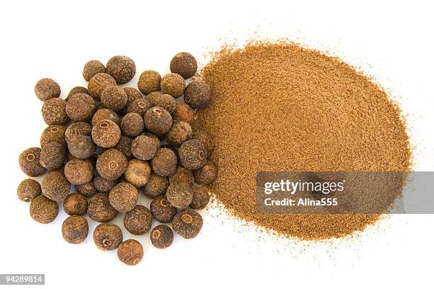 pile of ground and whole allspice on white - allspice stockfoto's en -beelden