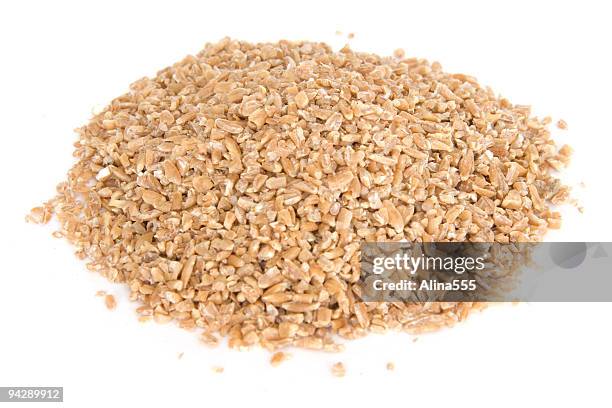 pile of bulgar wheat on white - 布格麥 個照片及圖片檔