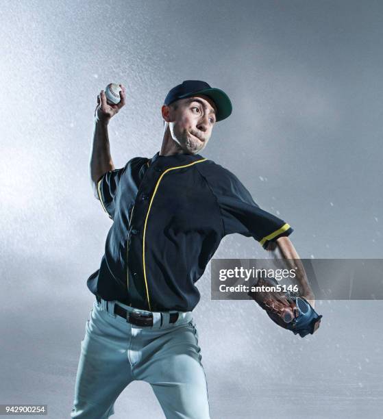 der kaukasischen mann als baseball-spieler spielen gegen stadion - pitcher stock-fotos und bilder