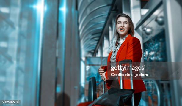 donna d'affari in aeroporto - businesswoman blond looking left foto e immagini stock