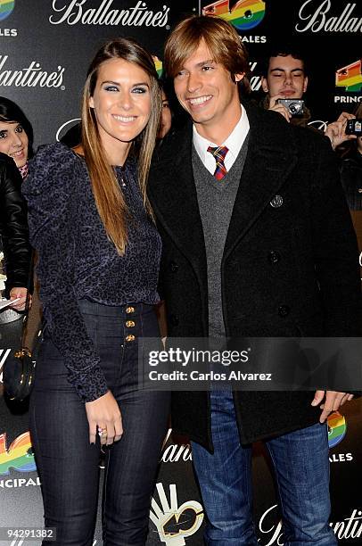 Singer Carlos Baute and his girlfriend attend "40 Principales" 2009 Awards photocall at Palacio de los Deportes on December 11, 2009 in Madrid, Spain.