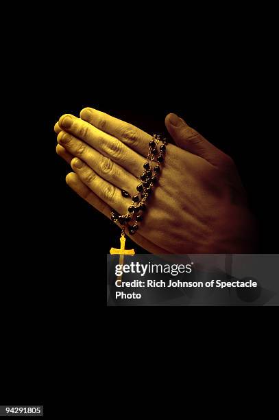 pray - rosary beads fotografías e imágenes de stock
