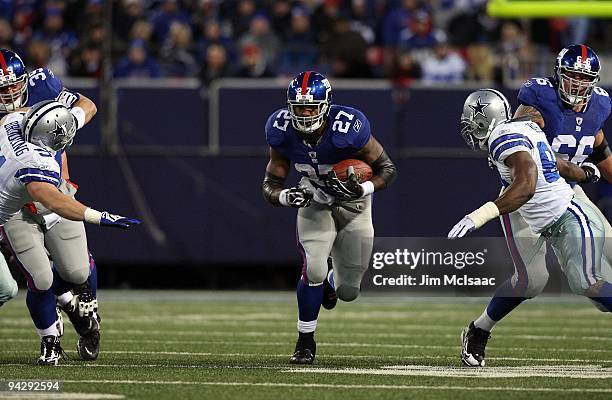 Brandon Jacobs of the New York Giants runs the ball against the Dallas Cowboys at Giants Stadium on December 6, 2009 in East Rutherford, New Jersey....