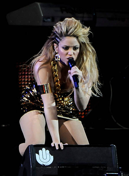 Singer Shakira performs at the ''40 Principales'' 2009 Awards ceremony at the Palacio de los Deportes on December 11, 2009 in Madrid, Spain.
