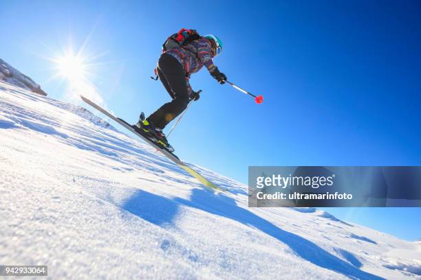 日当たりの良いスキー場アマチュア ウィンター スポーツでスキー女性雪のスキーヤー。雪に覆われた高山の風景。 イタリア アルプス ドロミテ マドンナ ・ ディ ・ カンピリオ、イタリアの - トレンティーノ・アルト・アディジェ州 ストックフォトと画像