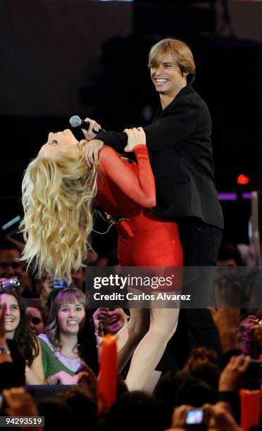 Marta Sanchez and Carlos Baute perform at the ''40 Principales'' 2009 Awards ceremony at the Palacio de los Deportes on December 11, 2009 in Madrid,...