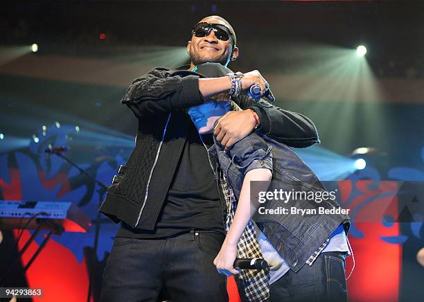 Usher and Justin Bieber perform onstage during Z100's Jingle Ball 2009 at Madison Square Garden on December 11, 2009 in New York City.