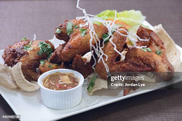 deep fried chicken wings - bohnenkraut stock-fotos und bilder