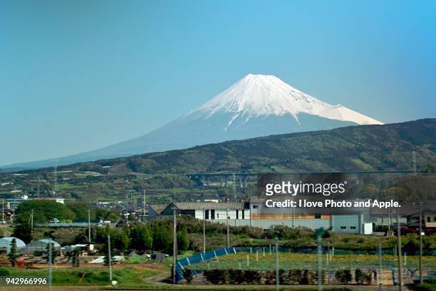 fuji view from shinkansen - prefettura di shizuoka foto e immagini stock