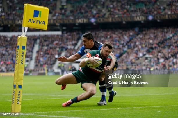 Adam Thompstone of Leicester Tigers touches down for the first try past Ben Tapuai of Bath Rugby during the Aviva Premiership match between Bath...