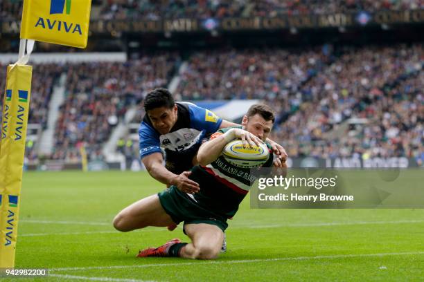 Adam Thompstone of Leicester Tigers touches down for the first try past Ben Tapuai of Bath Rugby during the Aviva Premiership match between Bath...