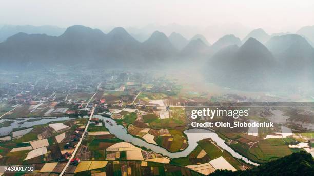 vista aérea panorâmica do bac filho vale - associação das nações do sudeste asiático - fotografias e filmes do acervo