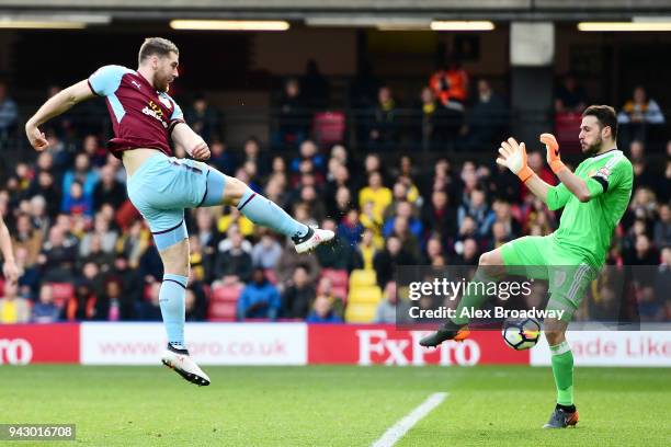 Sam Vokes of Burnley scores his sides first goal during the Premier League match between Watford and Burnley at Vicarage Road on April 7, 2018 in...