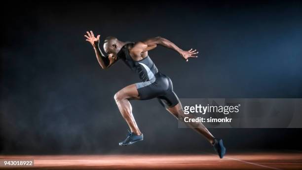 männlichen sprinter läuft - sprinting stock-fotos und bilder
