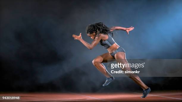 kvinnliga sprinter kör - sprinting bildbanksfoton och bilder