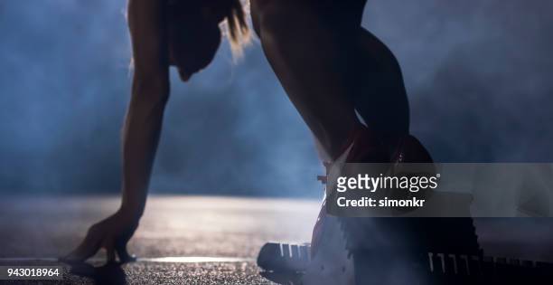 athlète dans les starting-blocks - sprint photos et images de collection