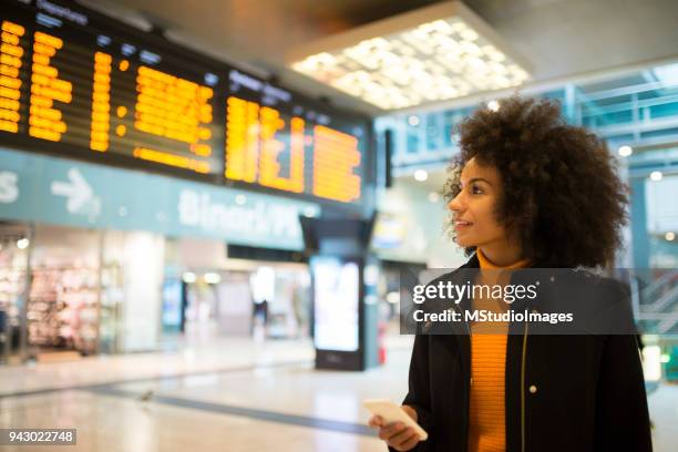 lachende afro-amerikaanse vrouw. - luchthaventerminal stockfoto's en -beelden