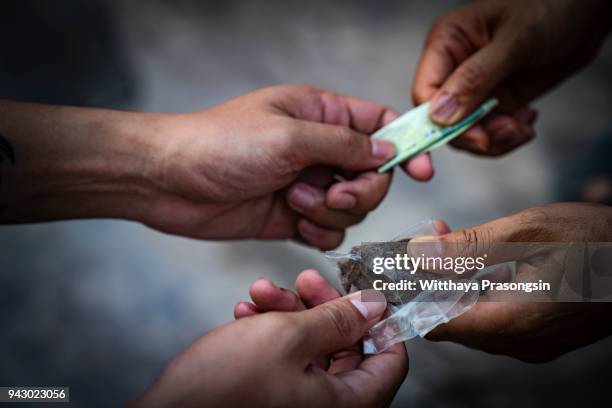 drug addict buying narcotics and paying - drugs stockfoto's en -beelden