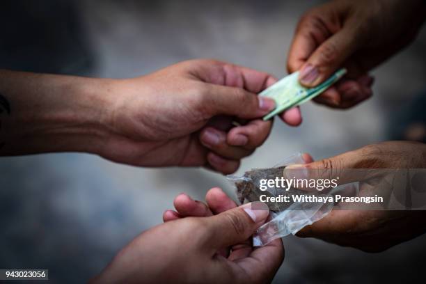 drug addict buying narcotics and paying - beroende bildbanksfoton och bilder