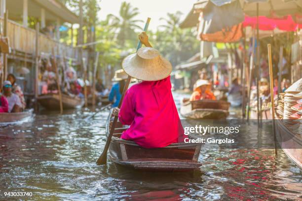 damnoen saduak floating market, thaïland - floating market stock pictures, royalty-free photos & images