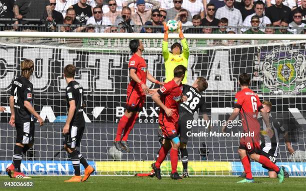 Jannik Vestergaard, Patrick Herrmann of Borussia Moenchengladbach, Karim Rekik of Hertha BSC, Yann Sommer of Borussia Moenchengladbach, Niklas Stark...